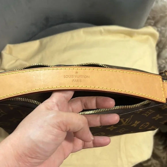 Selling my louis vuitton bag. - Picture 2 of 5